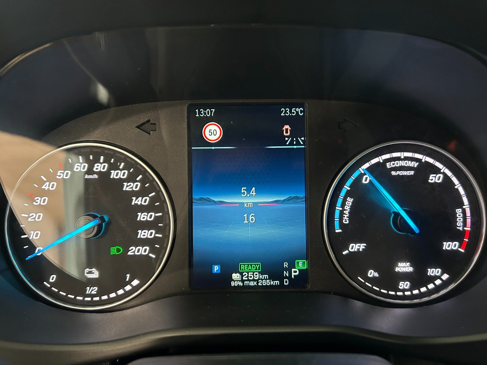 Hvid Mercedes eVito 112 fra 2025