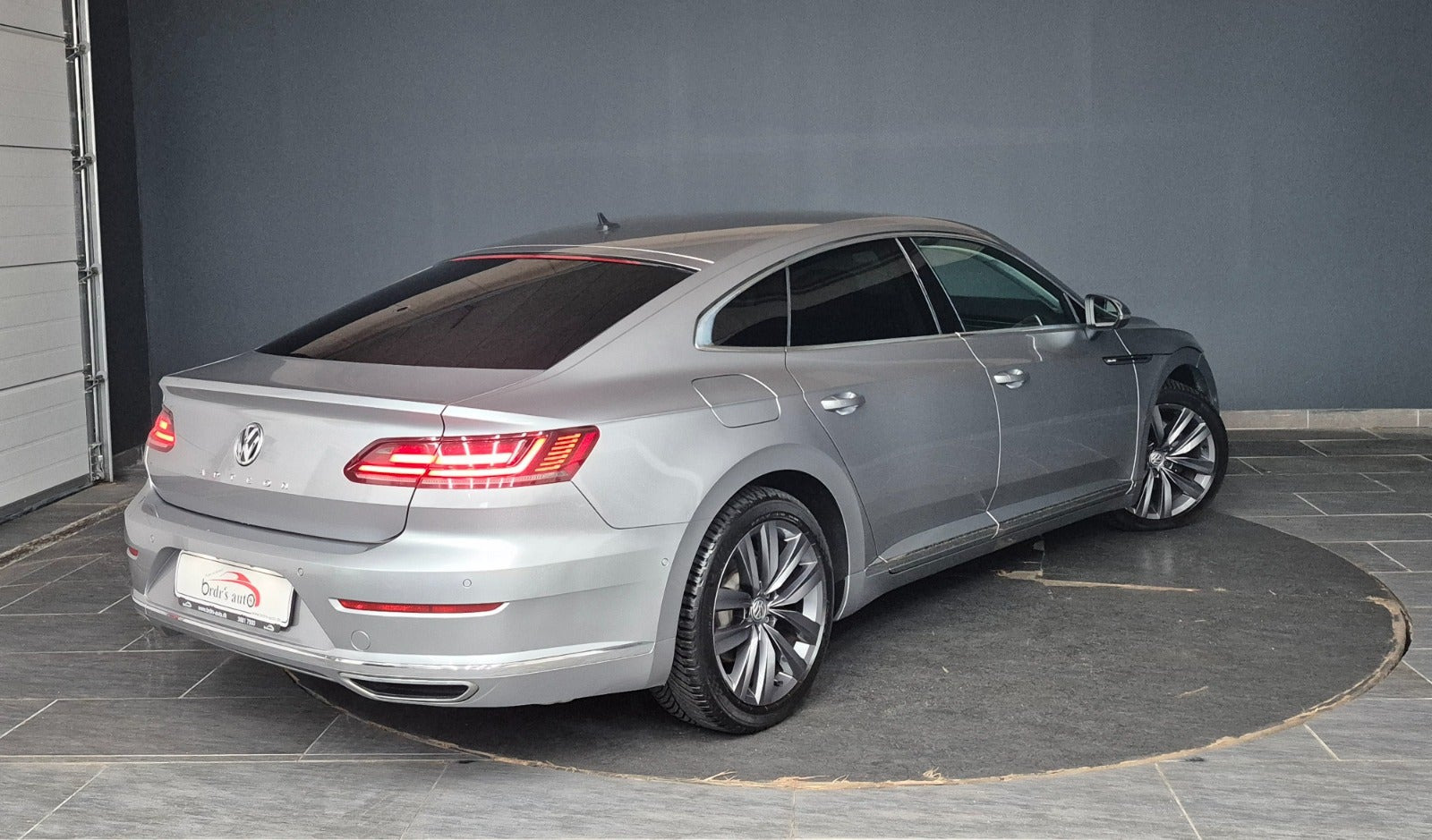 Grå VW Arteon fra 2018