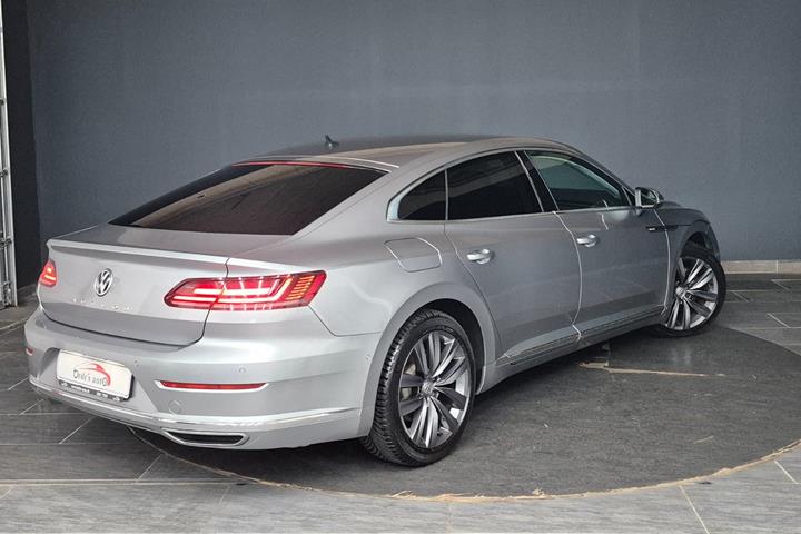 Grå VW Arteon fra 2018