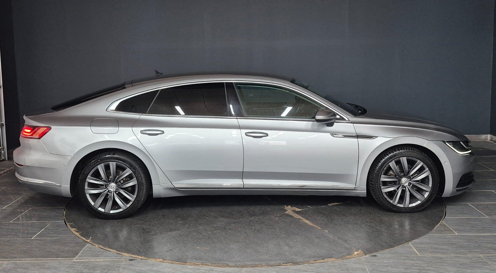 Grå VW Arteon fra 2018