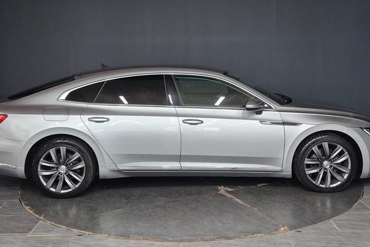 Grå VW Arteon fra 2018