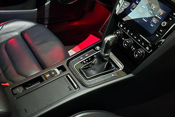 Grå VW Arteon fra 2018