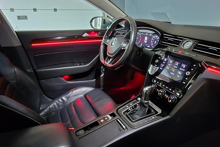 Grå VW Arteon fra 2018