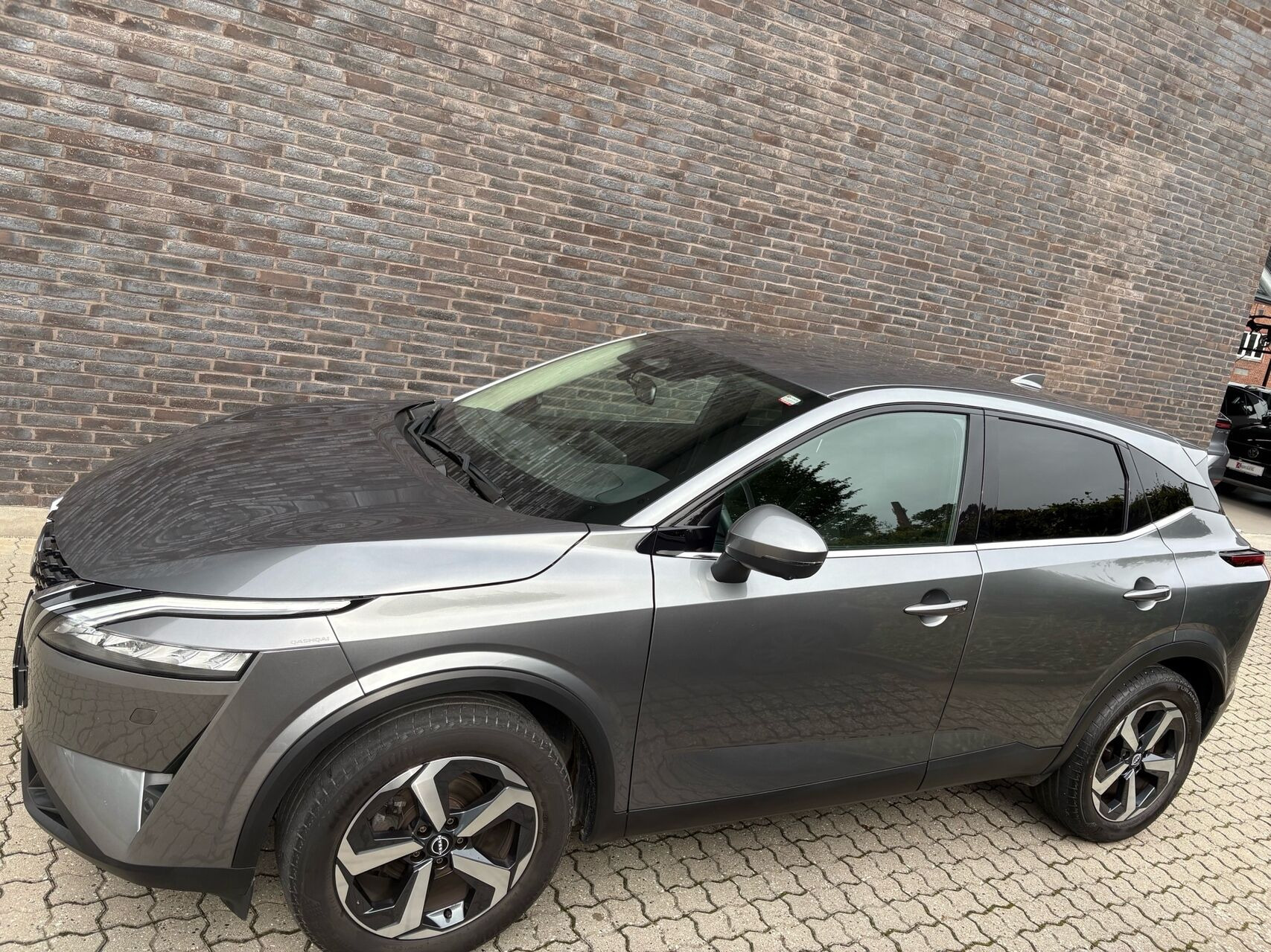 Grå Nissan Qashqai fra 2023