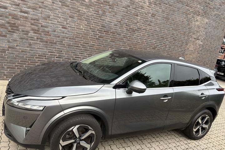 Grå Nissan Qashqai fra 2023