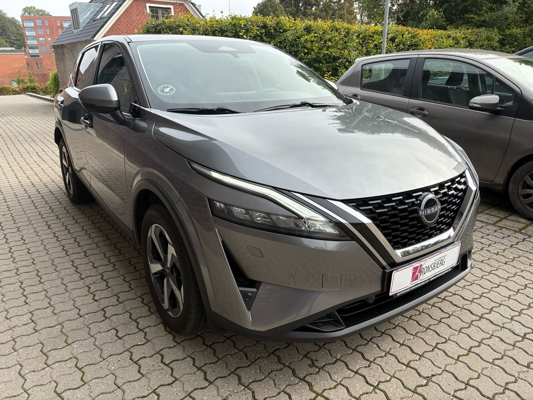 Grå Nissan Qashqai fra 2023