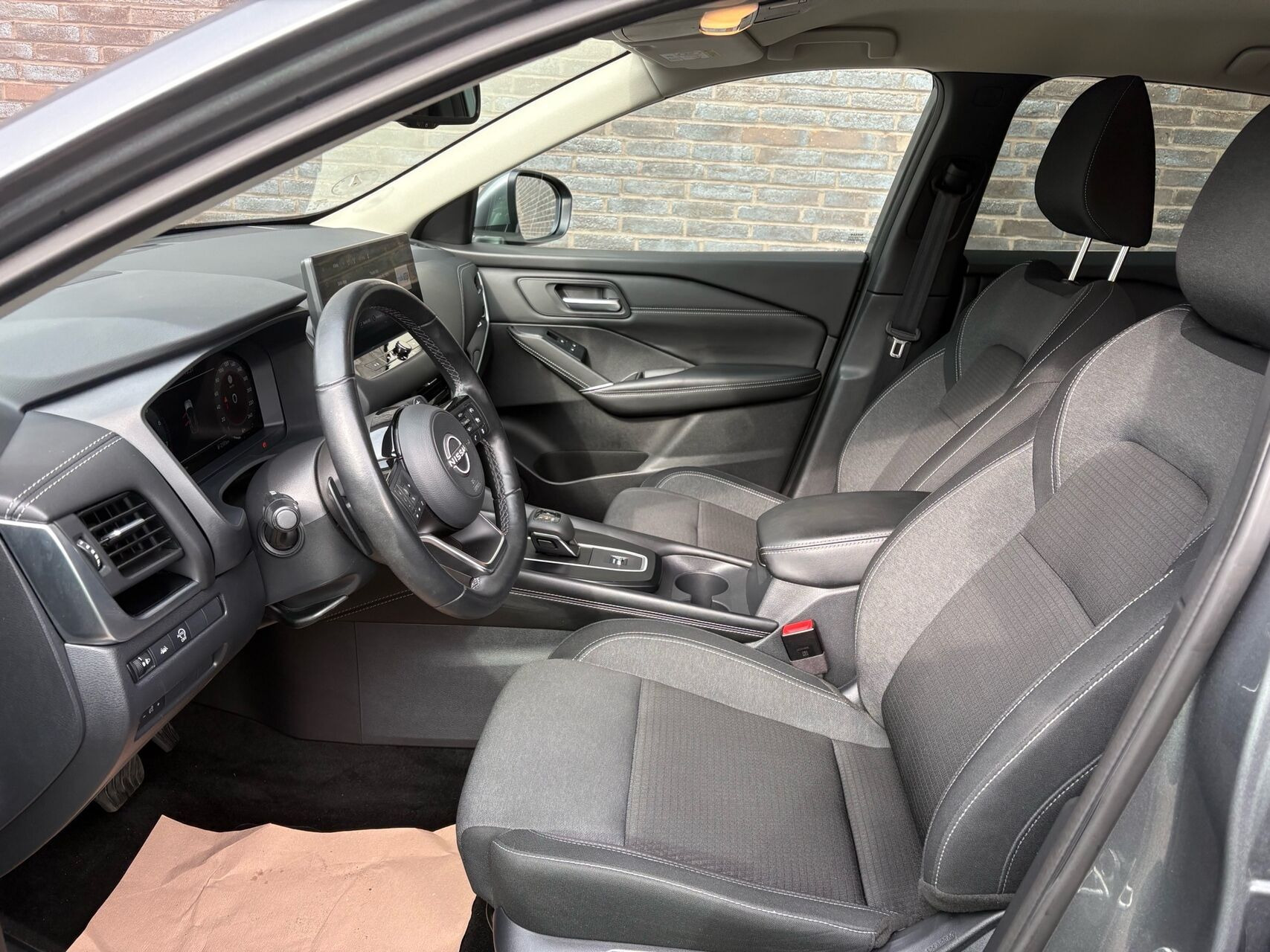 Grå Nissan Qashqai fra 2023