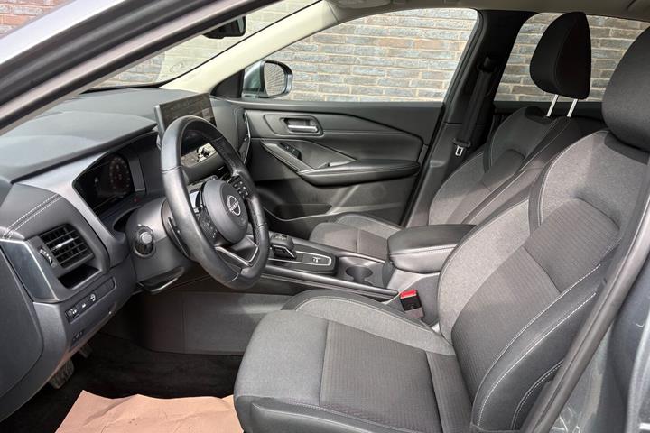 Grå Nissan Qashqai fra 2023