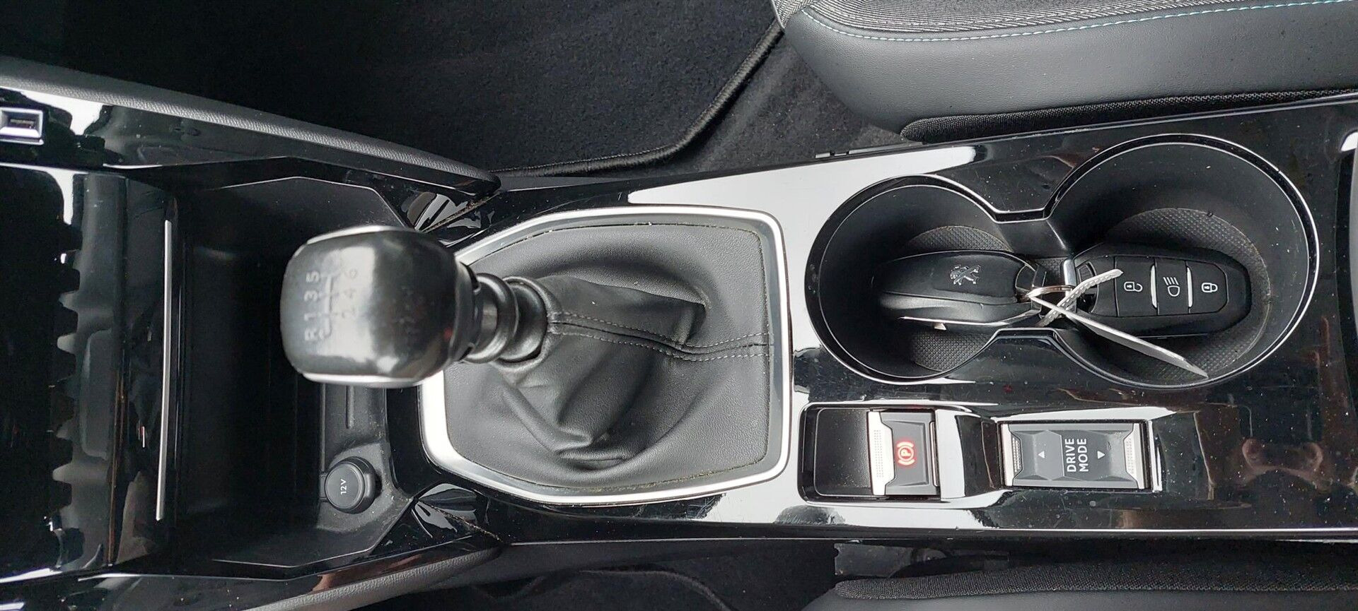 Sort Peugeot 2008 fra 2021