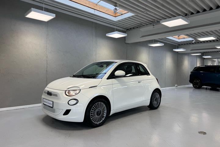 Hvid Fiat 500e fra 2023
