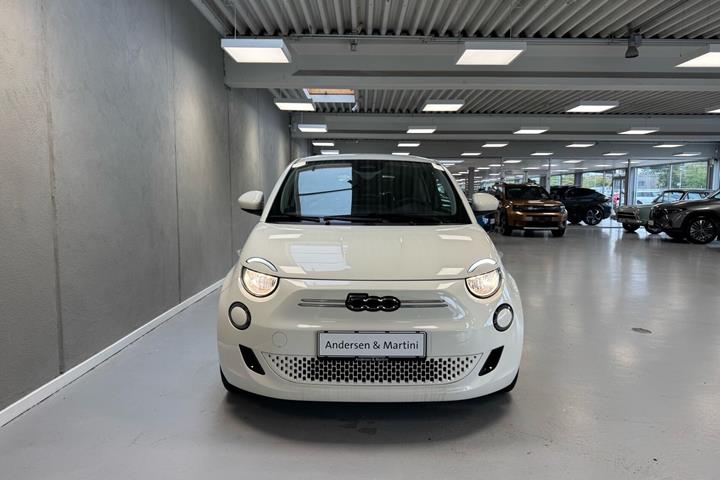 Hvid Fiat 500e fra 2023