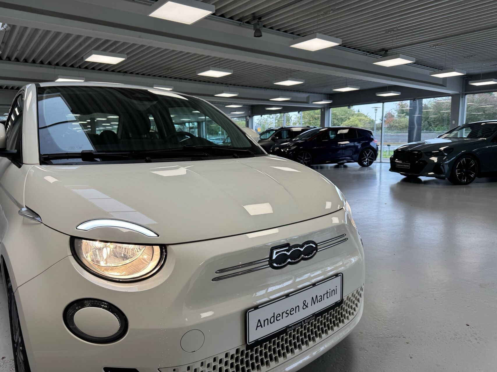 Hvid Fiat 500e fra 2023