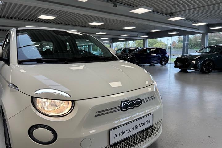 Hvid Fiat 500e fra 2023