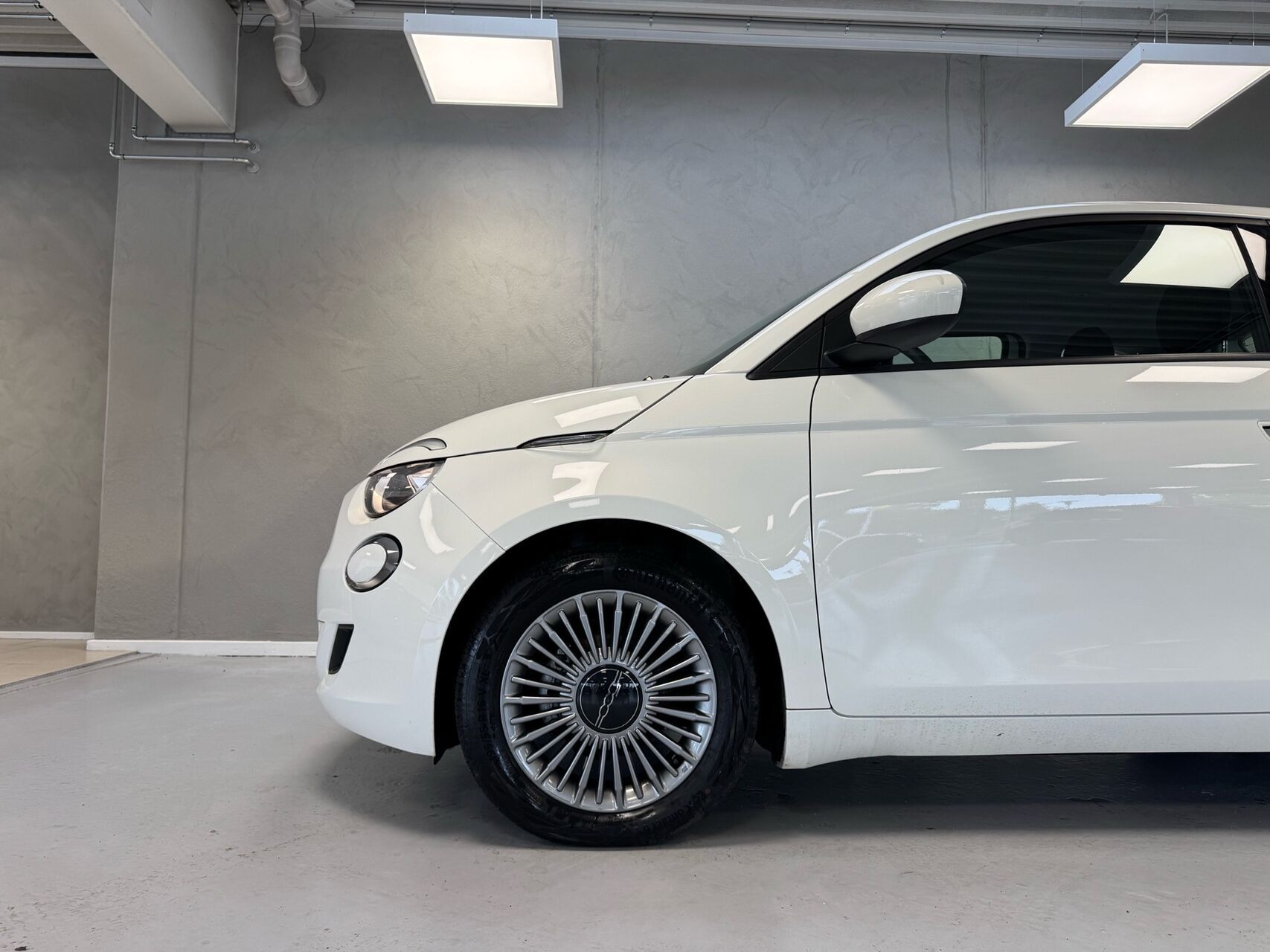Hvid Fiat 500e fra 2023