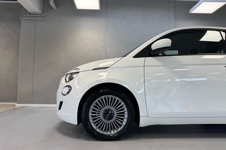 Hvid Fiat 500e fra 2023