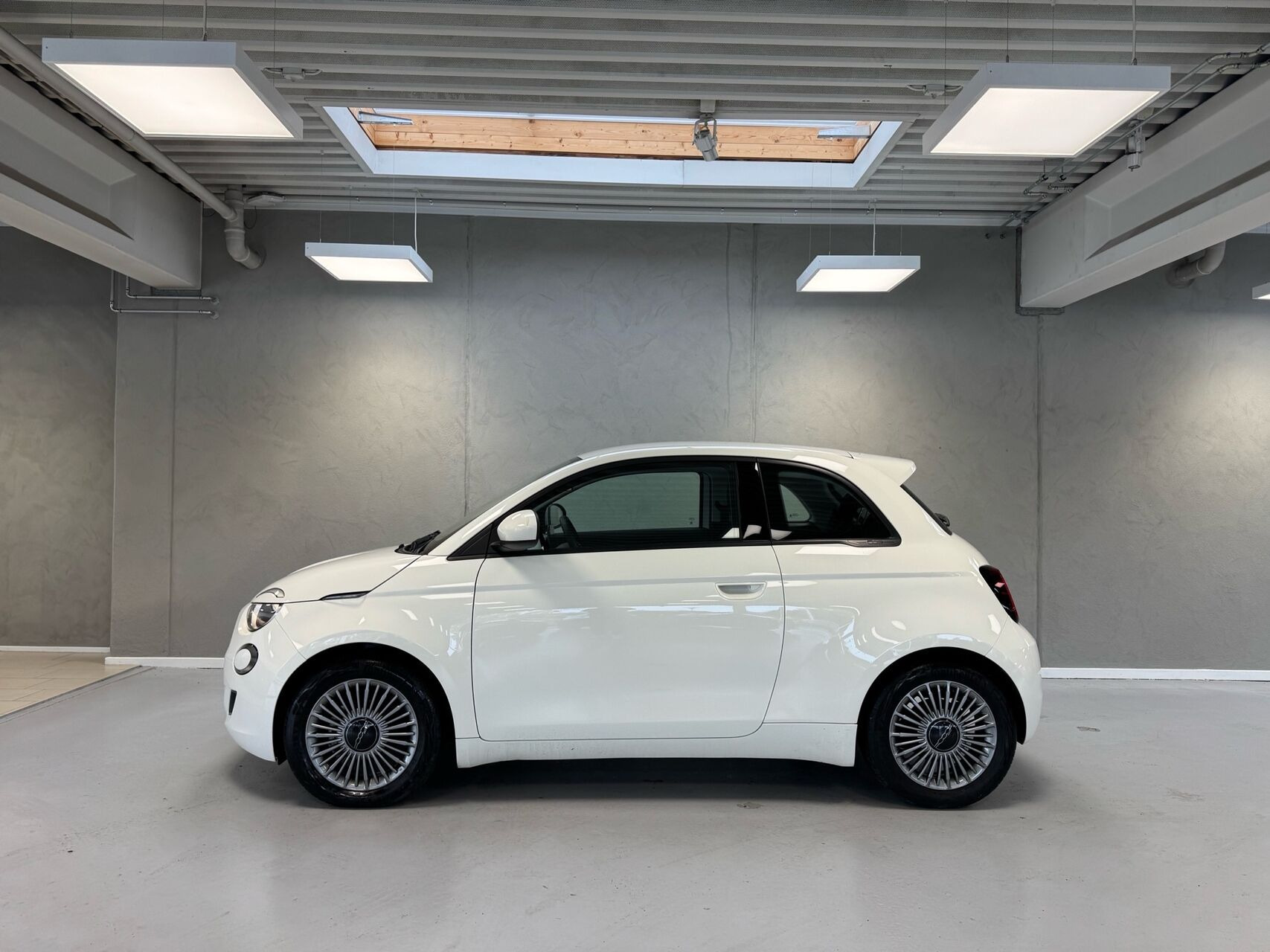 Hvid Fiat 500e fra 2023