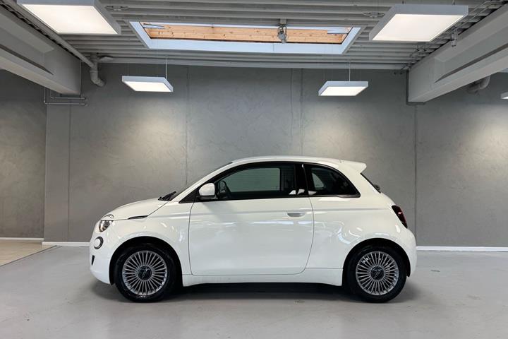 Hvid Fiat 500e fra 2023