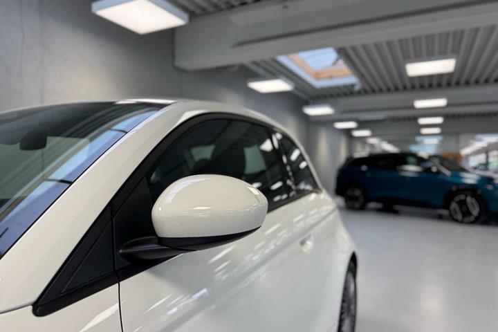 Hvid Fiat 500e fra 2023