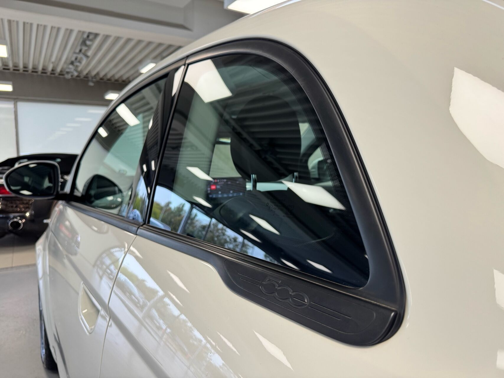 Hvid Fiat 500e fra 2023