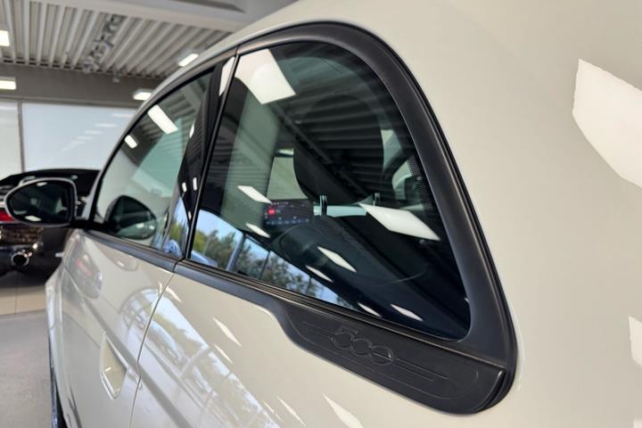 Hvid Fiat 500e fra 2023