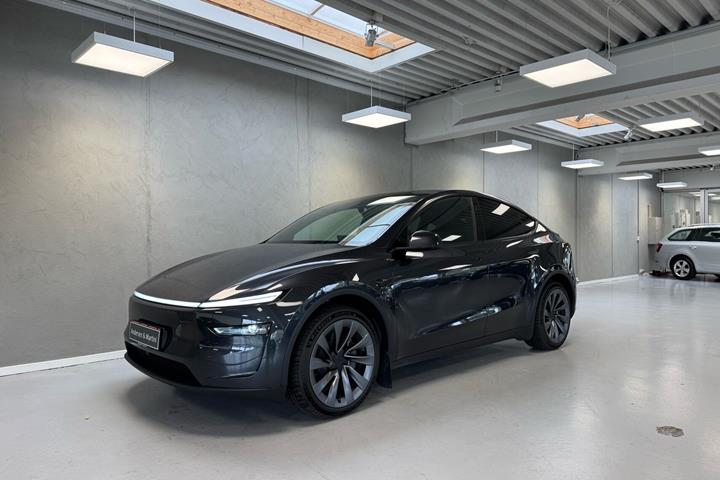 Grå Tesla Model Y fra 2026