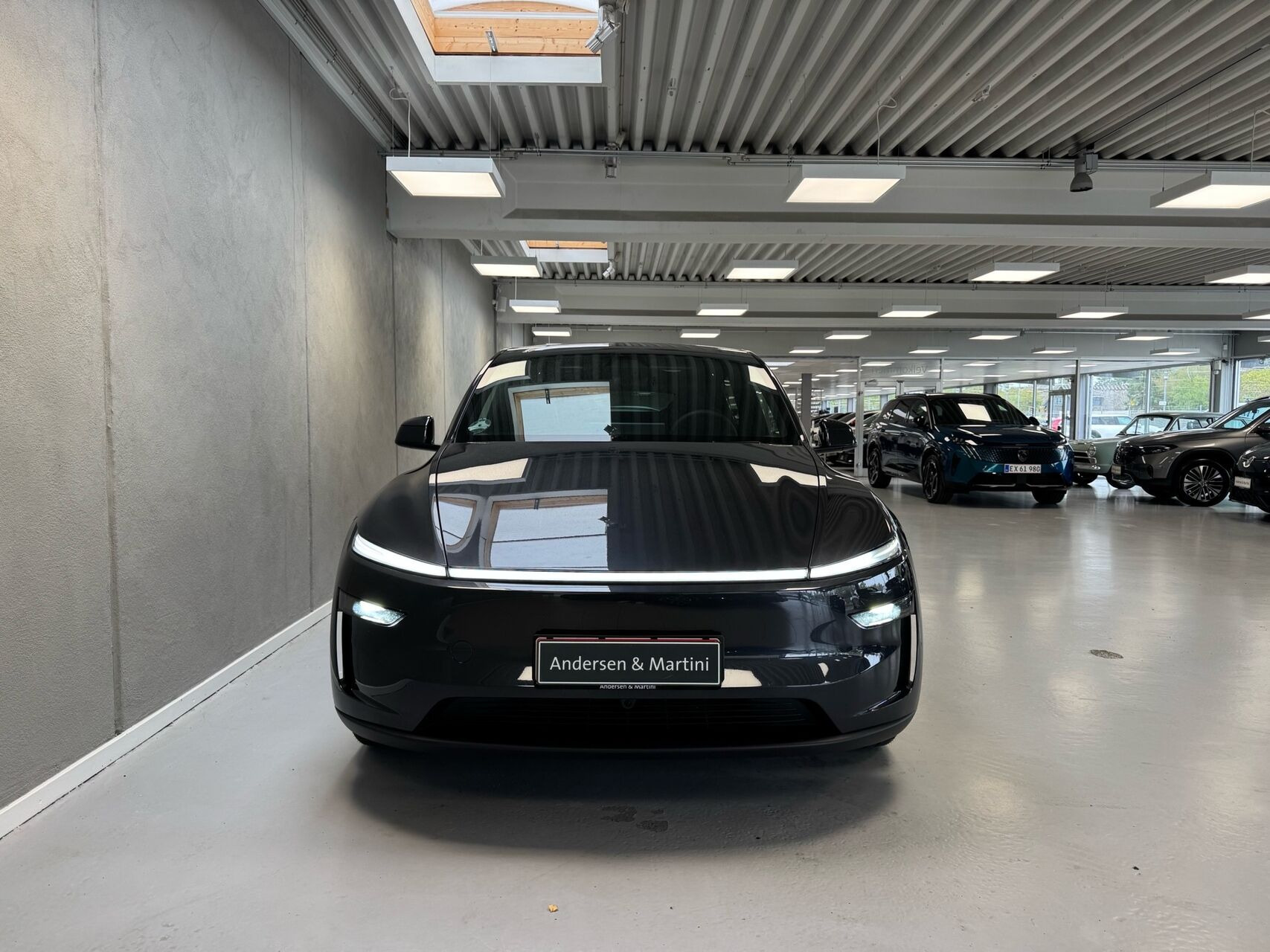 Grå Tesla Model Y fra 2026