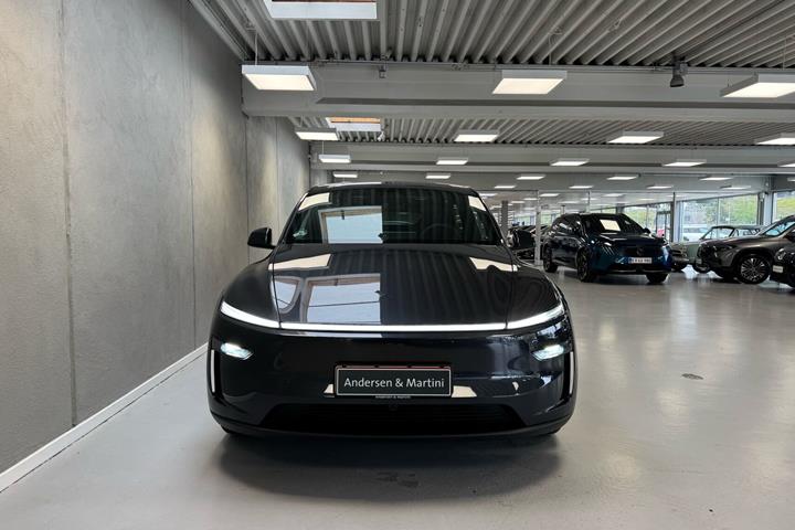 Grå Tesla Model Y fra 2026