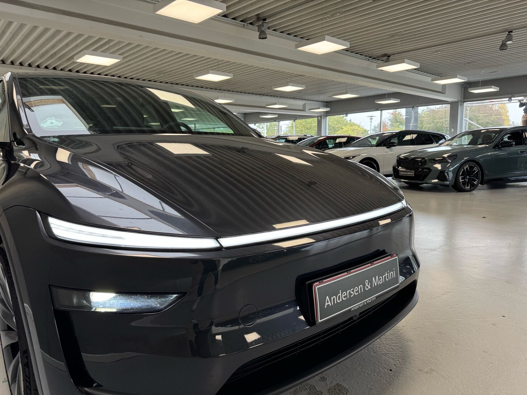 Grå Tesla Model Y fra 2026