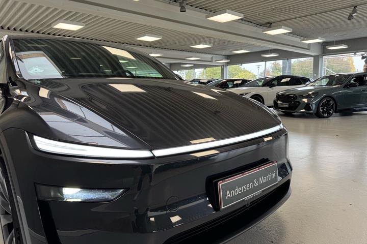 Grå Tesla Model Y fra 2026