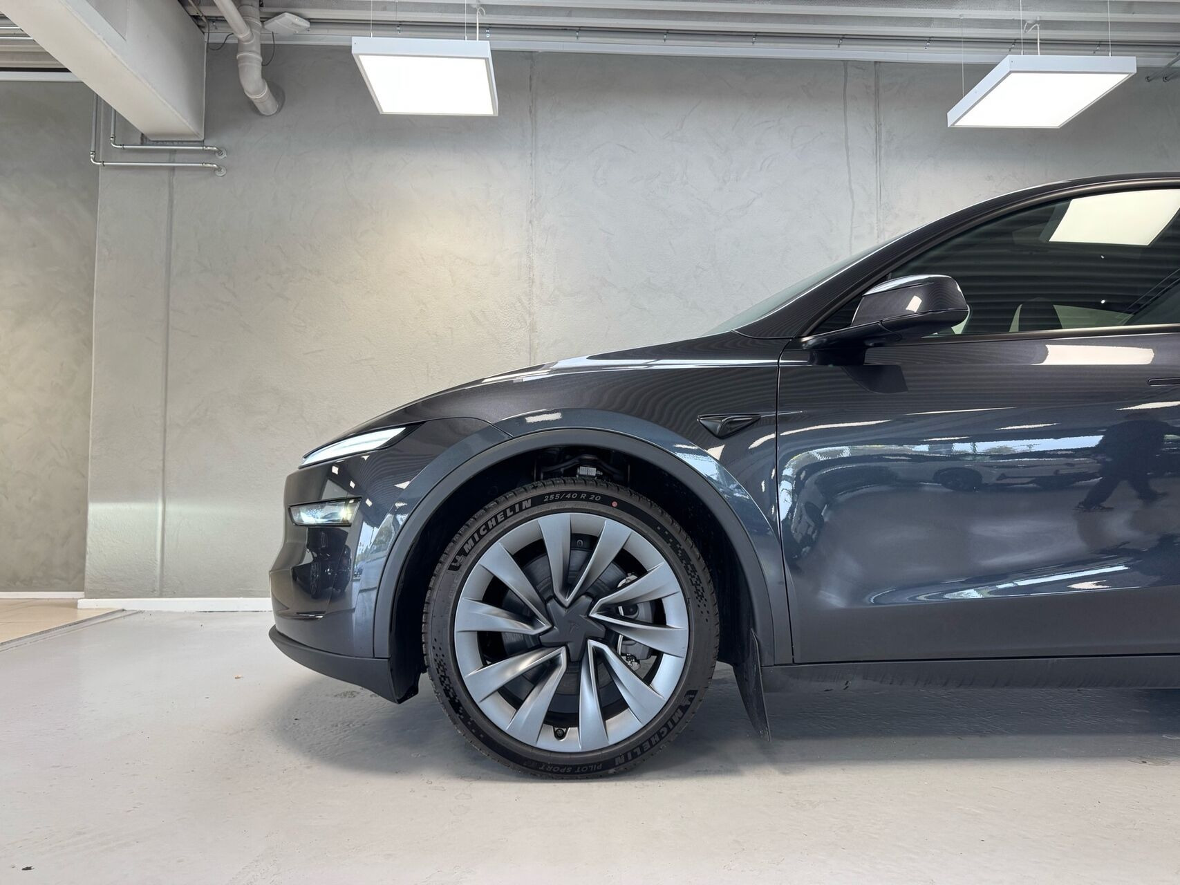 Grå Tesla Model Y fra 2026