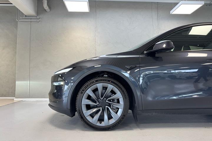 Grå Tesla Model Y fra 2026