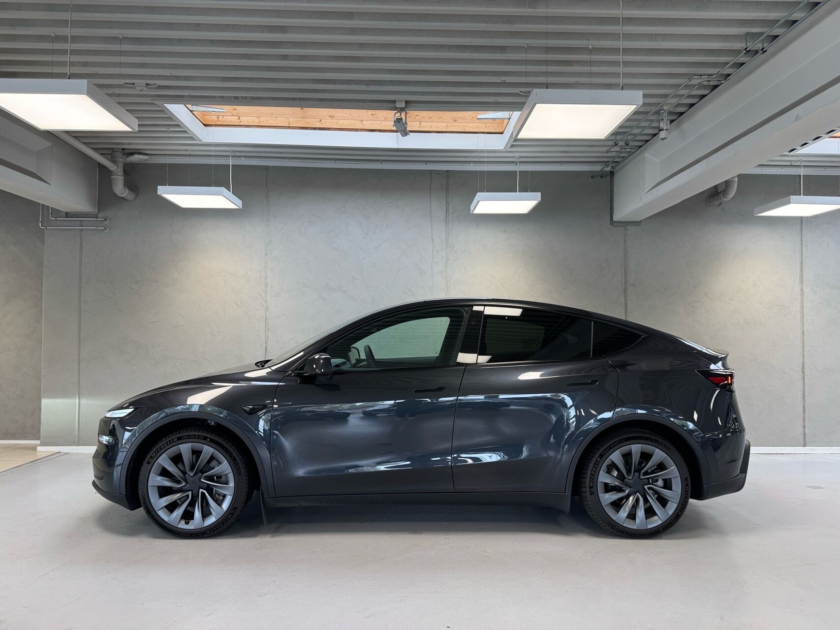 Grå Tesla Model Y fra 2026