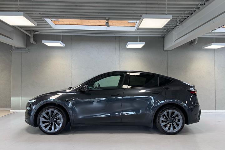 Grå Tesla Model Y fra 2026