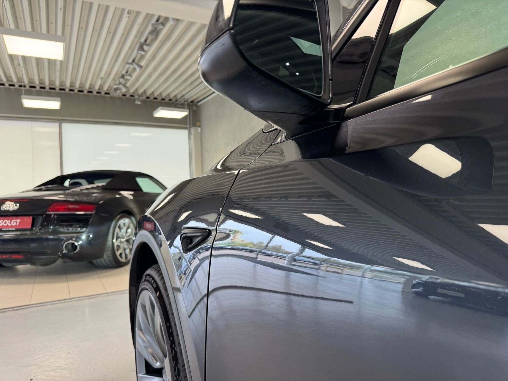 Grå Tesla Model Y fra 2026