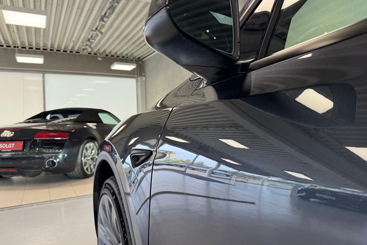 Grå Tesla Model Y fra 2026