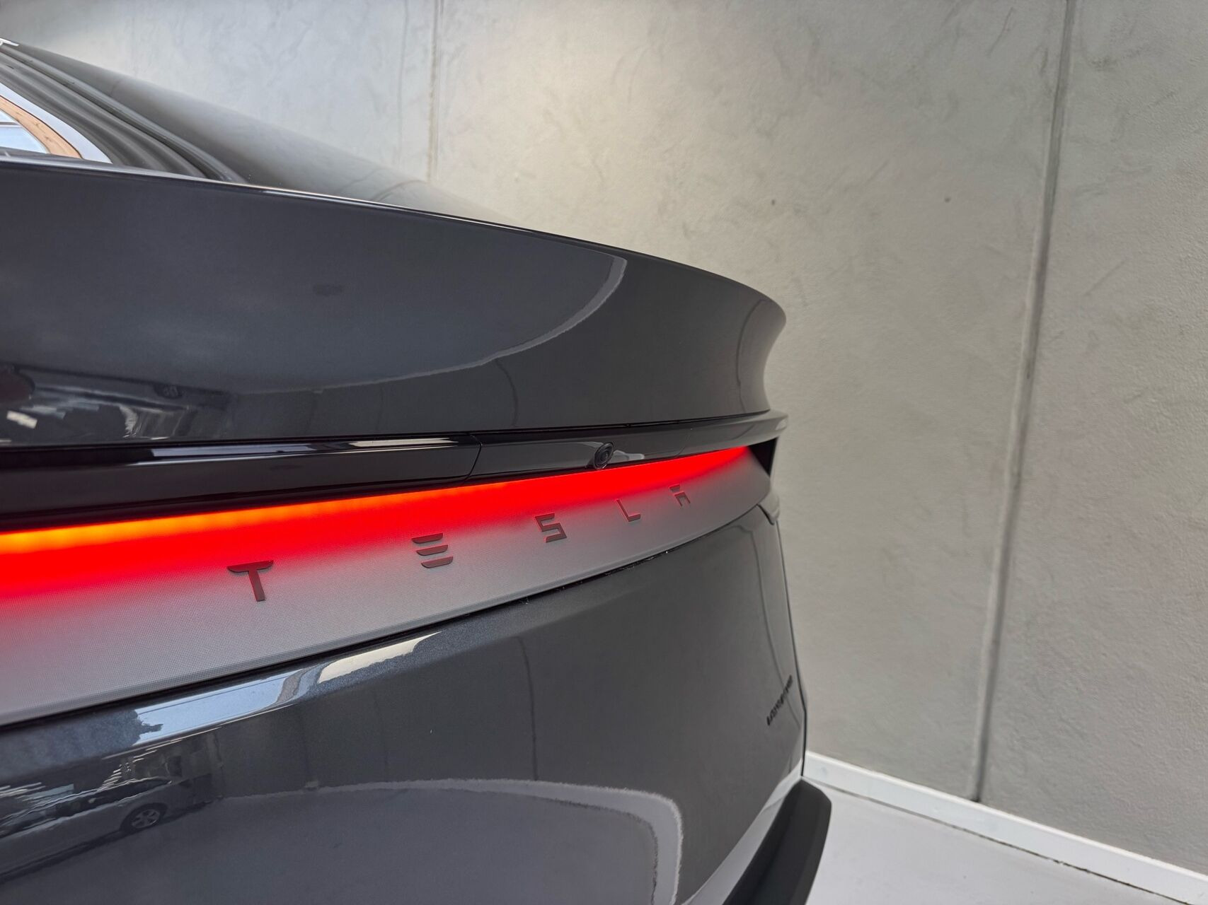 Grå Tesla Model Y fra 2026
