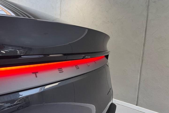 Grå Tesla Model Y fra 2026