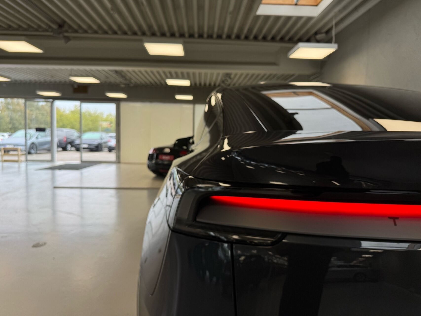 Grå Tesla Model Y fra 2026