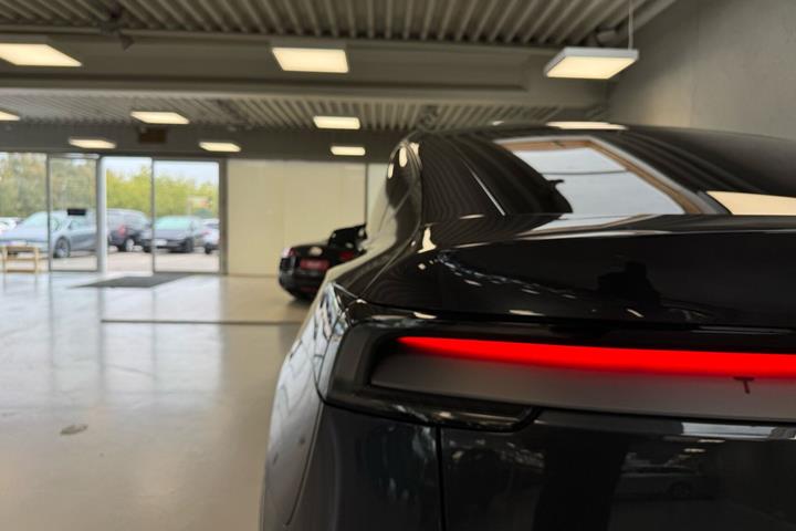 Grå Tesla Model Y fra 2026