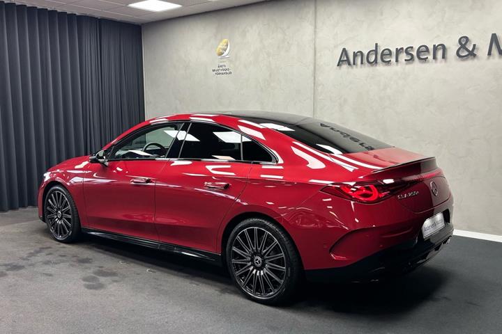Rød Mercedes CLA250+ fra 2025