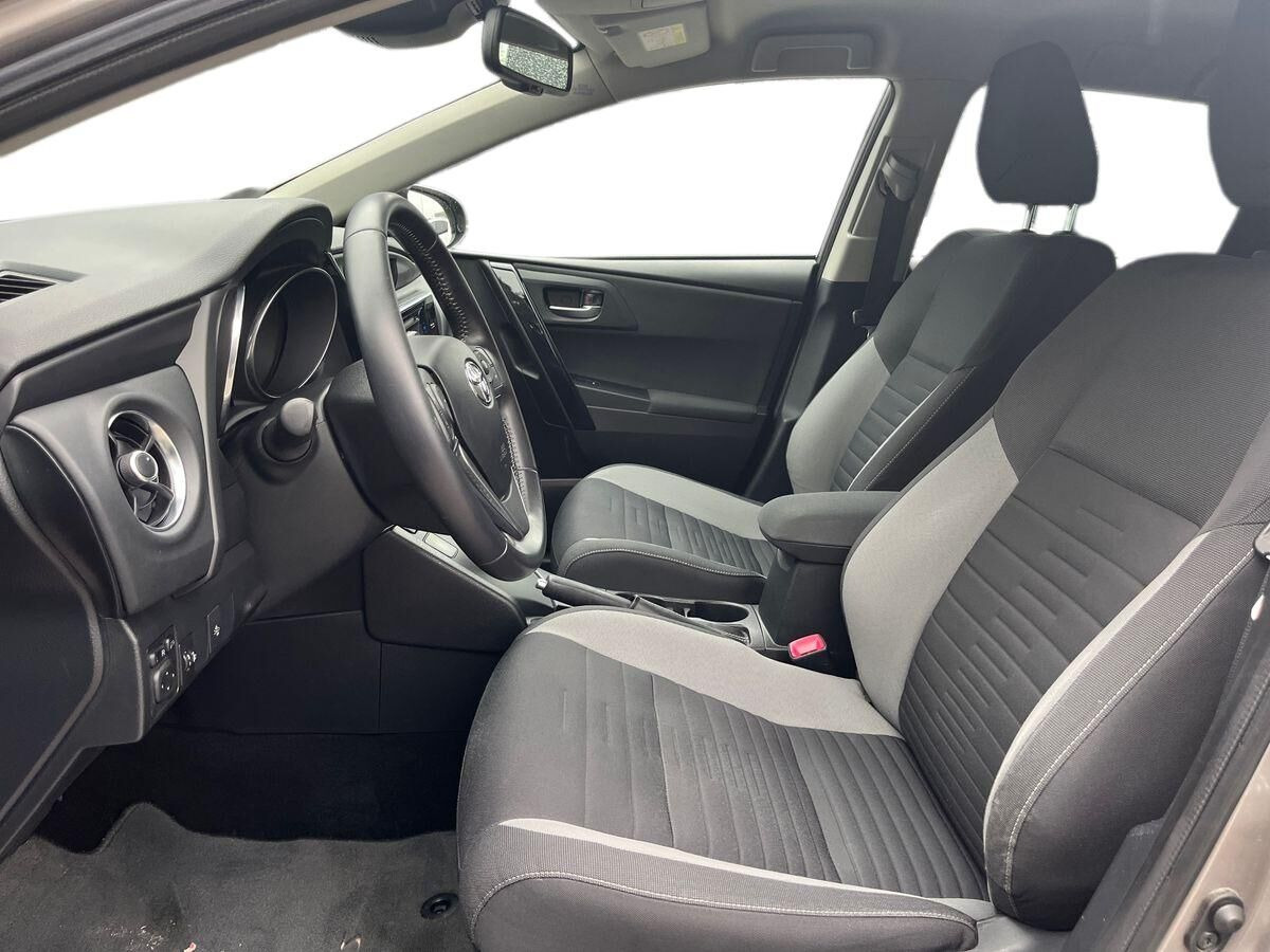 Sølv Toyota Auris fra 2016