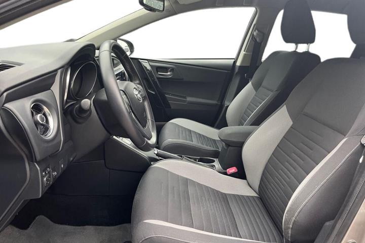 Sølv Toyota Auris fra 2016