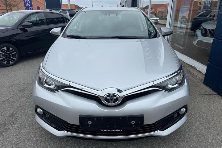 Sølv Toyota Auris fra 2018