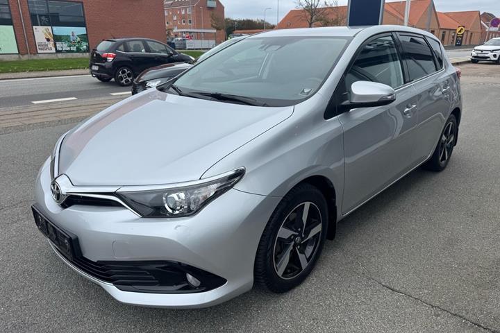 Sølv Toyota Auris fra 2018