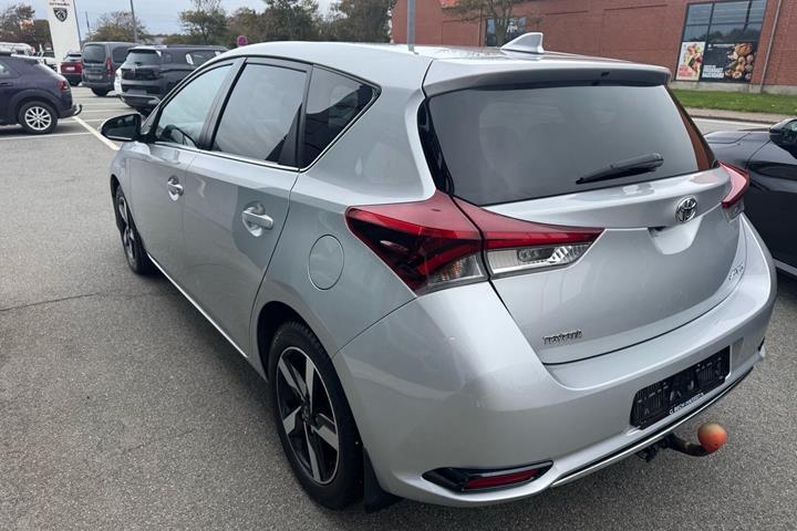 Sølv Toyota Auris fra 2018