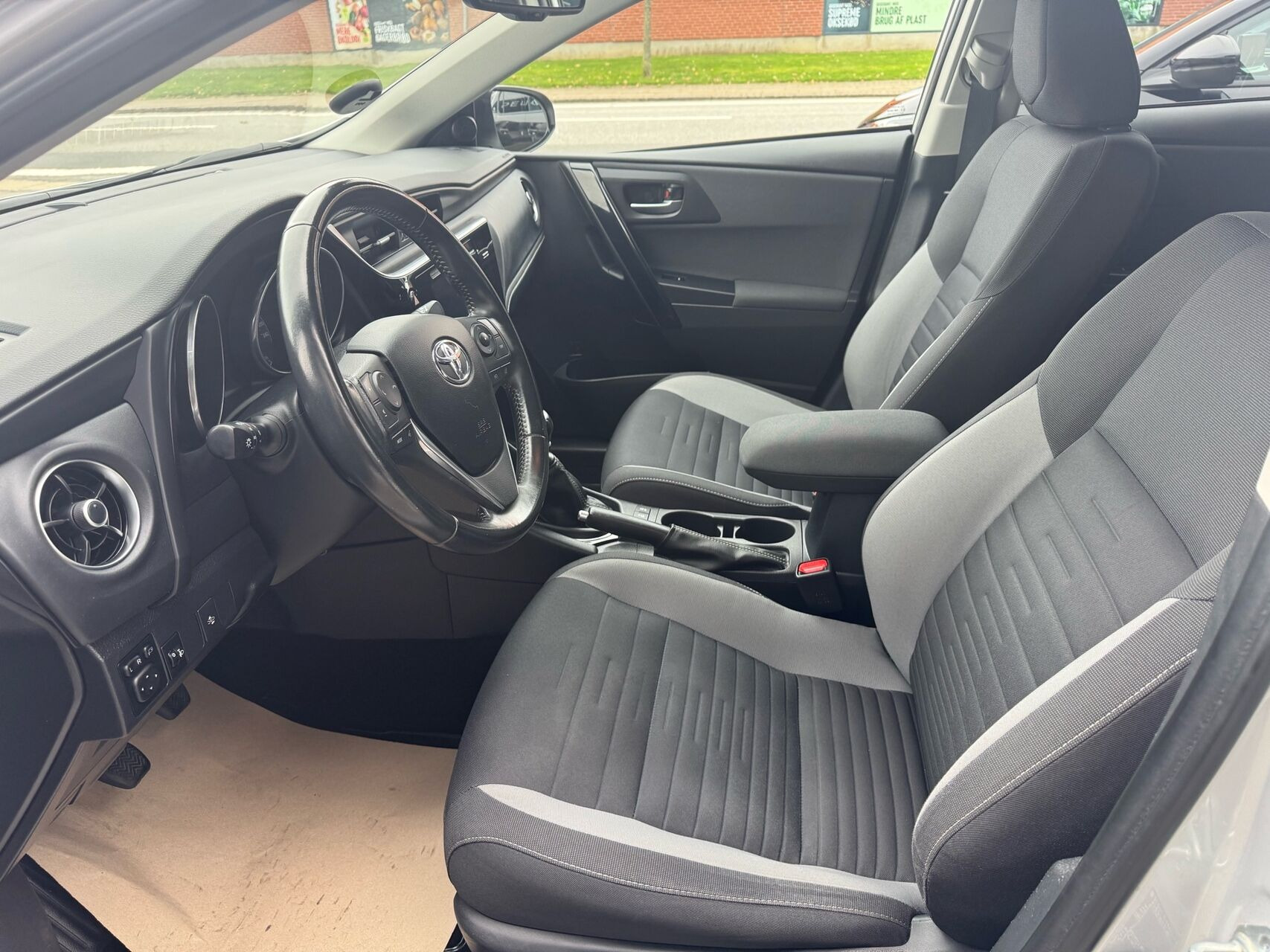 Sølv Toyota Auris fra 2018