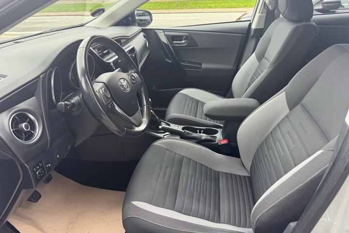 Sølv Toyota Auris fra 2018