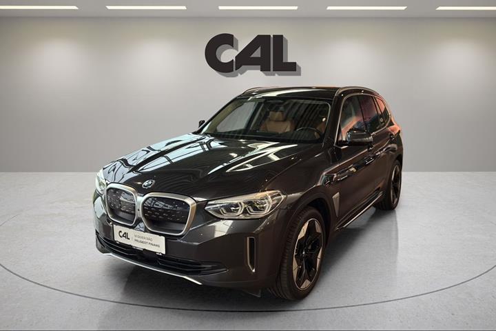 Grå BMW iX3 fra 2021 set udefra