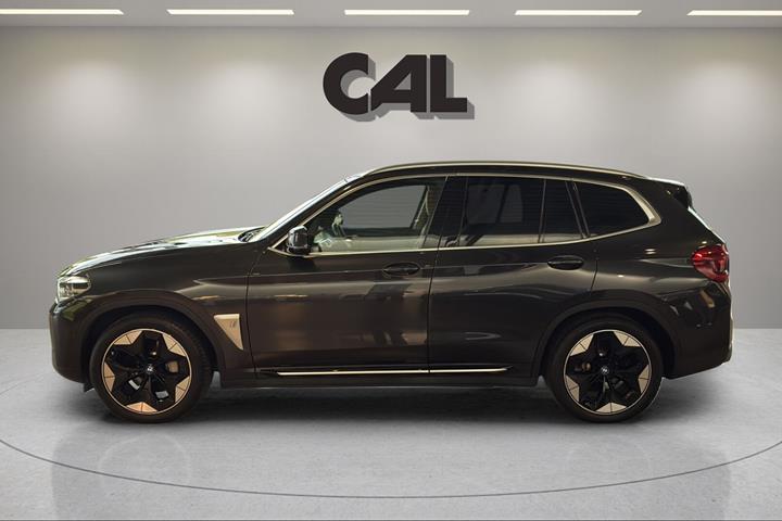 Grå BMW iX3 fra 2021