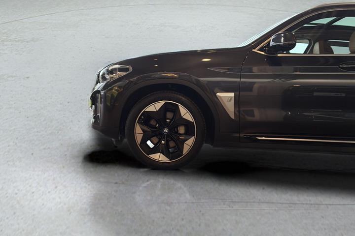 Grå BMW iX3 fra 2021